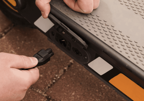 otre trottinette électrique ne se recharge plus ? Découvrez les principales causes (batterie, chargeur, connecteur) et les solutions pour la réparer
