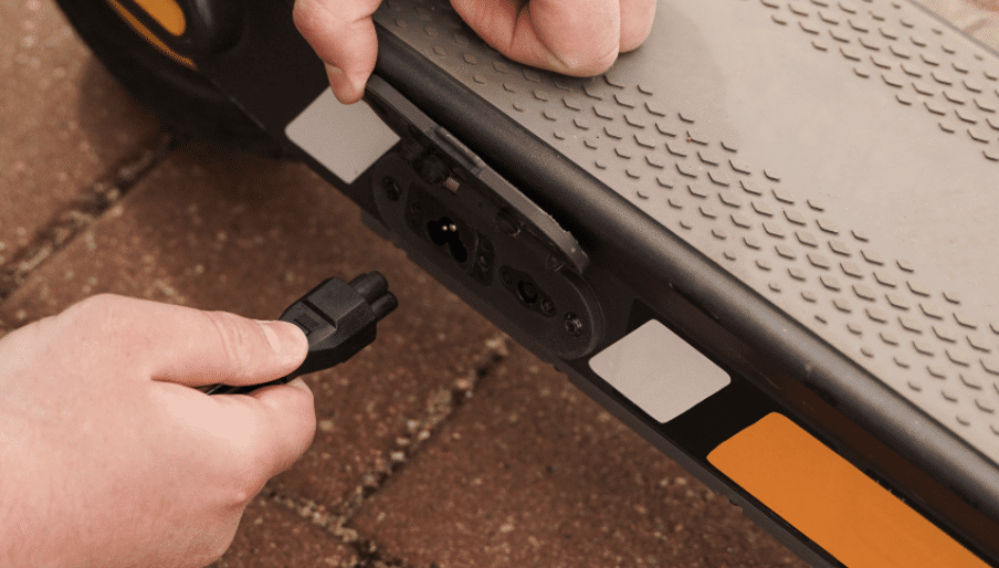 otre trottinette électrique ne se recharge plus ? Découvrez les principales causes (batterie, chargeur, connecteur) et les solutions pour la réparer