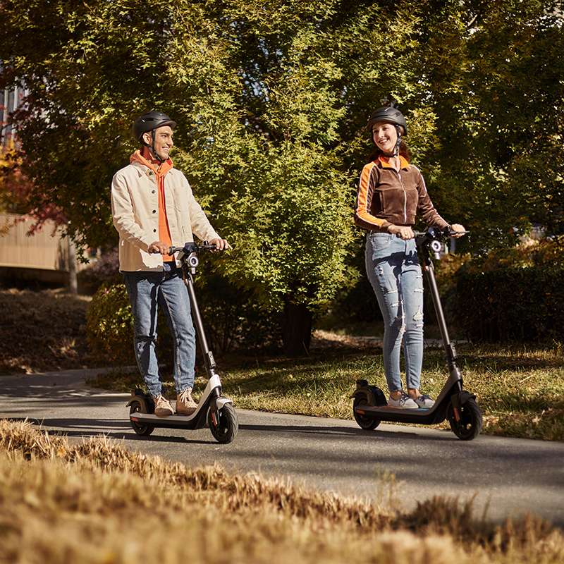KQi2_Pro_Official_Lifestyle_Image_2_copia Trottinette NIU KQi2 Pro ES-GY – Image 1